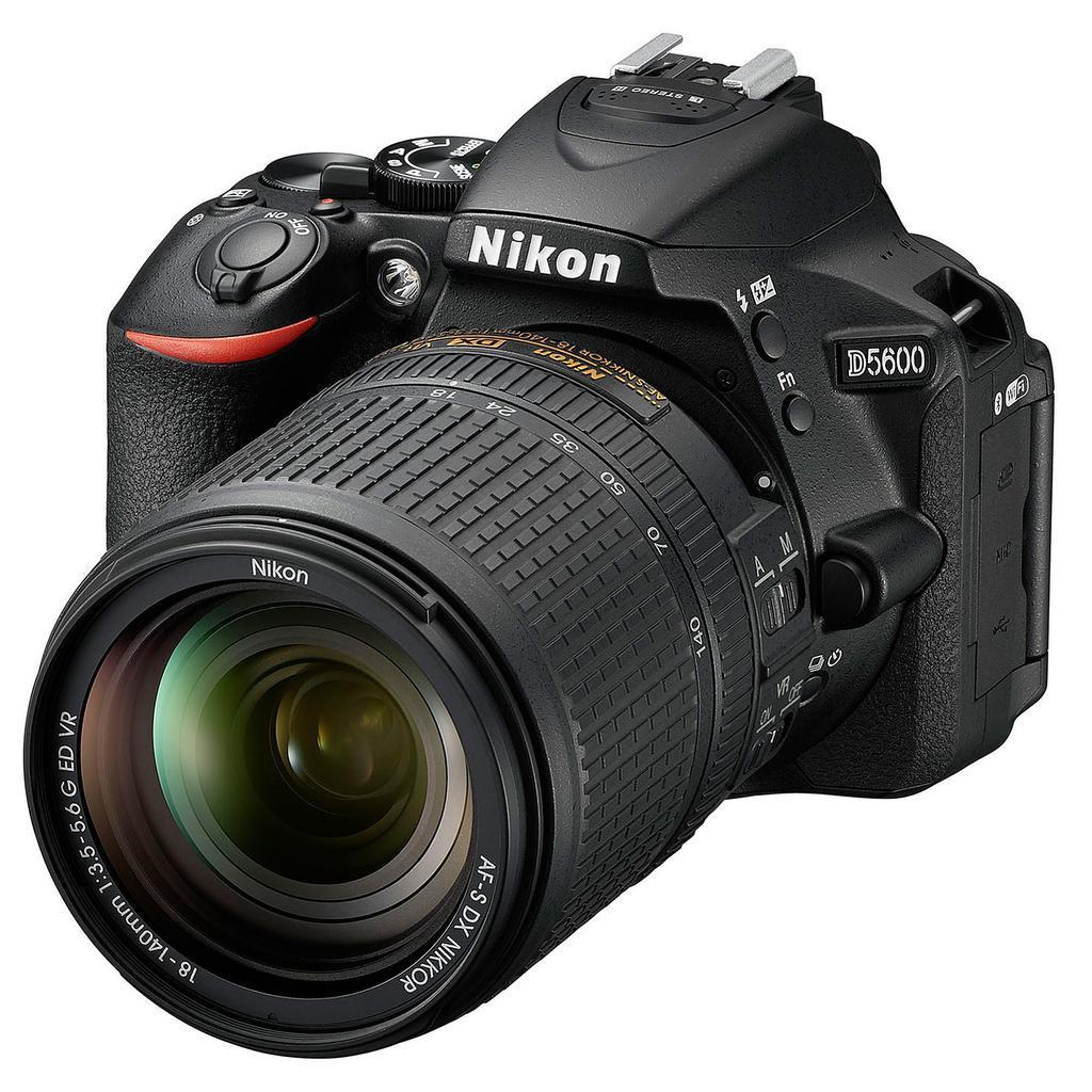 Reflex D5600 - Noir + Nikon AF-S DX Nikkor 18-140mm f/3.5-5.6G ED VR f/3.5-5.6 Reconditionné - Nikon reconditionné disponible sur Backmarket