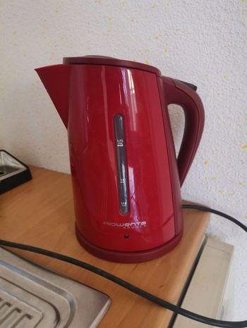 Bouilloire électrique rouge - Très bon état sur Beebs