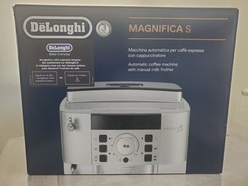 Machine à café avec Broyeur à Grain et Système Capuccino DELONGHI Magnifica S ECAM22.140.B. - Comme neuf sur Beebs