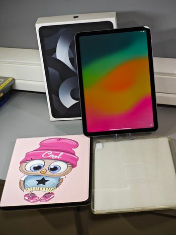 Tablette Apple iPad Air 5th Génération /10.9"/ Wifi/ 64Go/ Space Grey/ A2588/ 2 pochettes - Très bon état sur Beebs