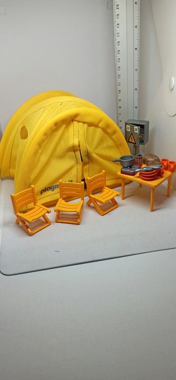 Ensemble de camping avec tente et accessoires playmobil - Très bon état sur Beebs