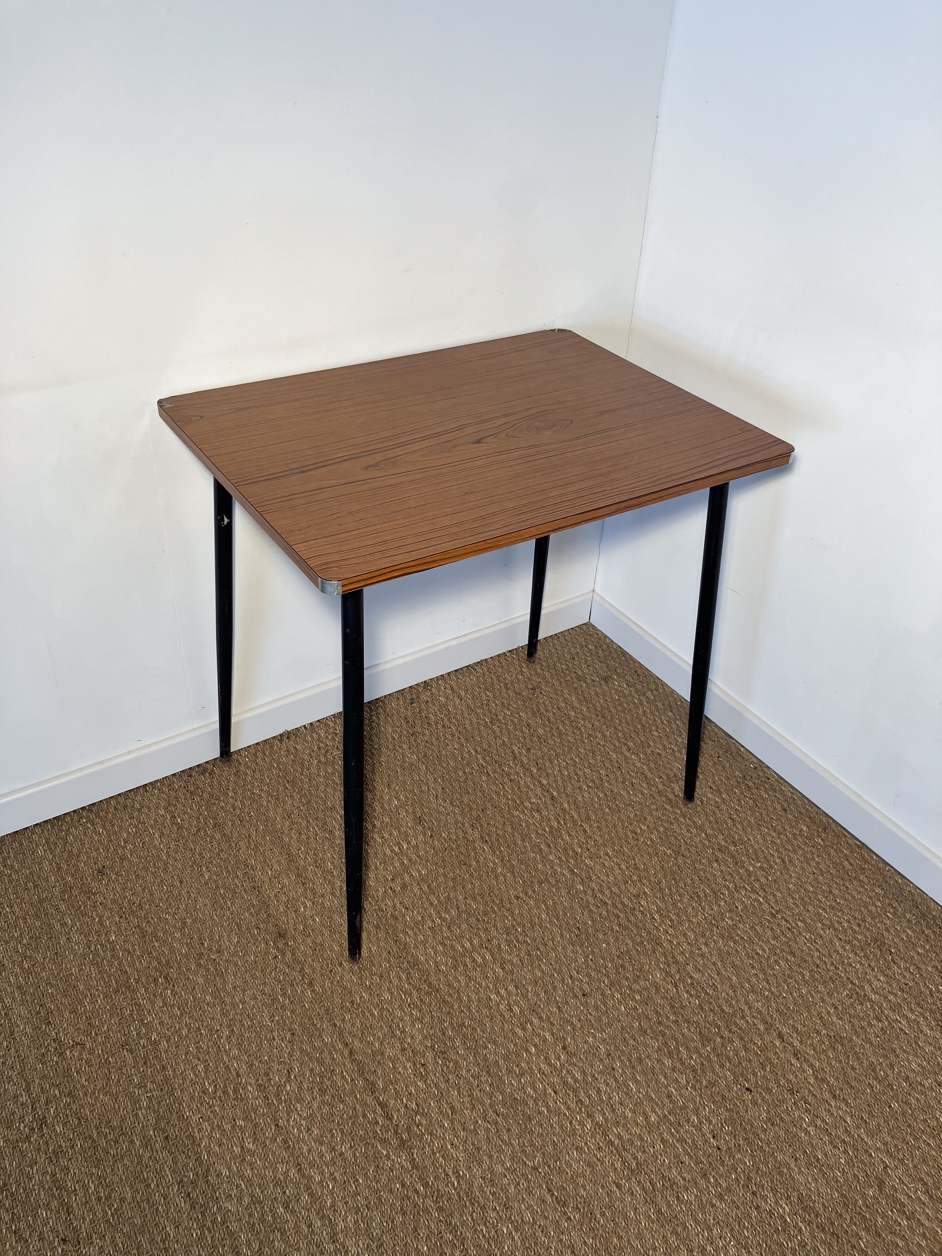 Petite table vintage pieds métal