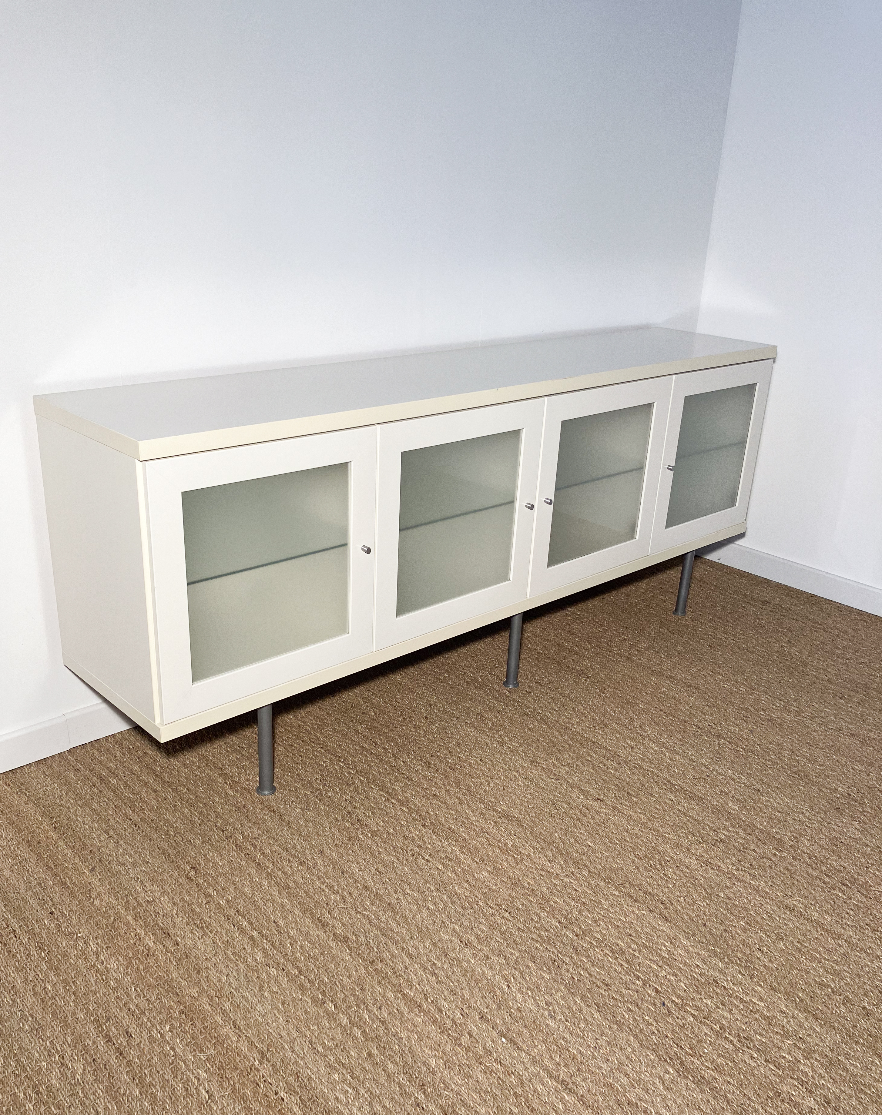 Meuble de rangement long avec portes vitrées