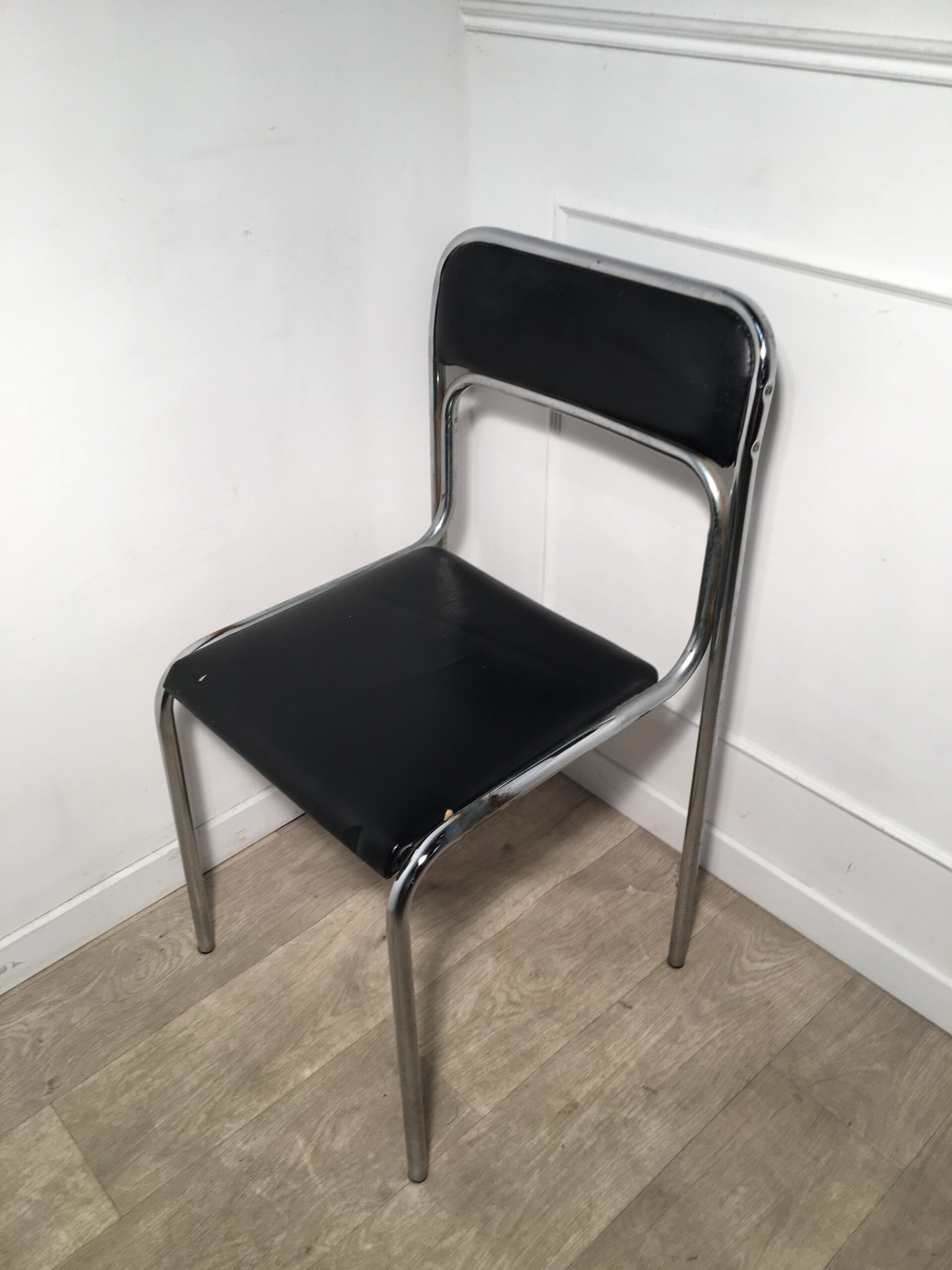 Chaise en simili cuir