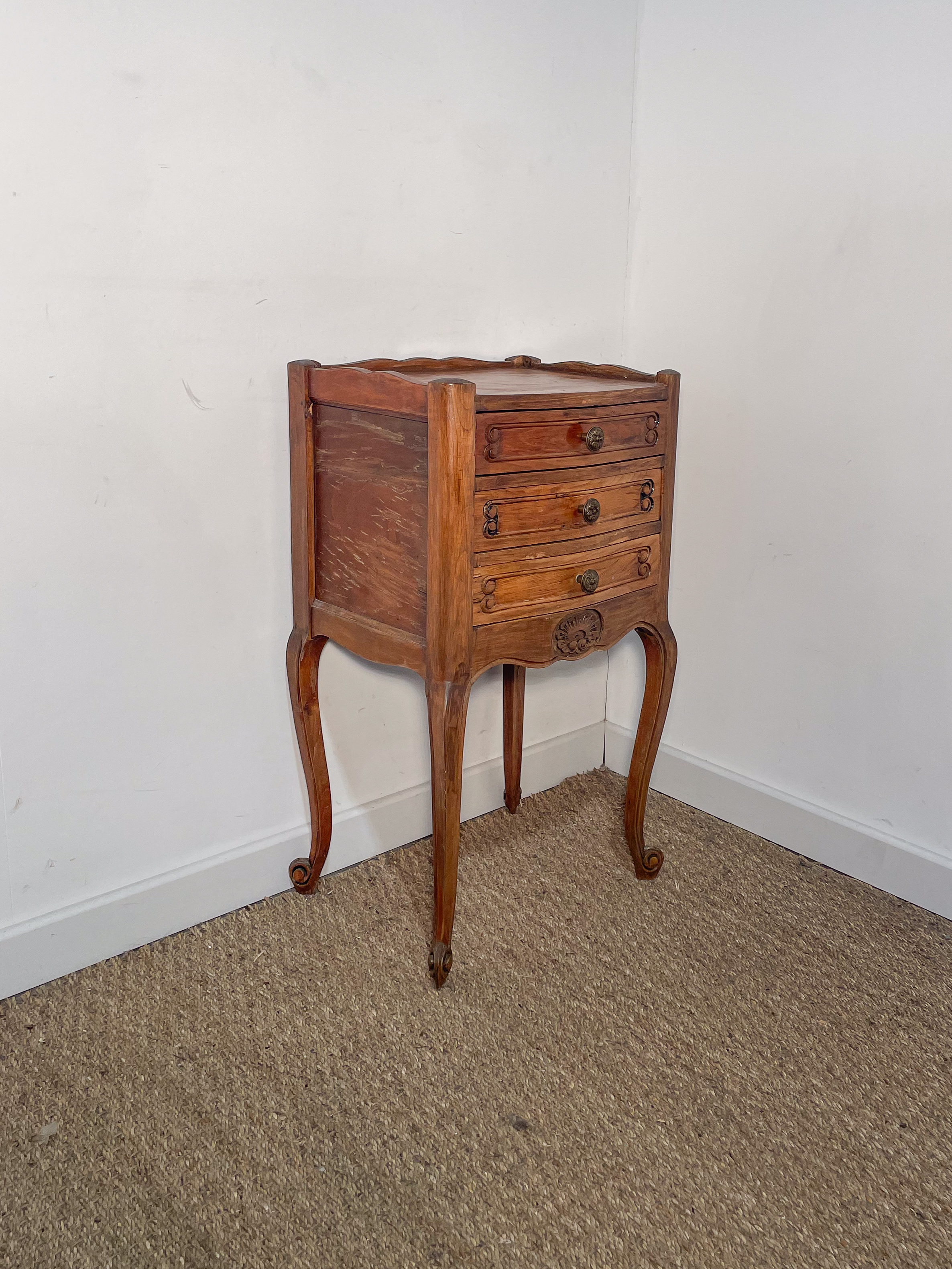 Petit chevet haut vintage à tiroirs