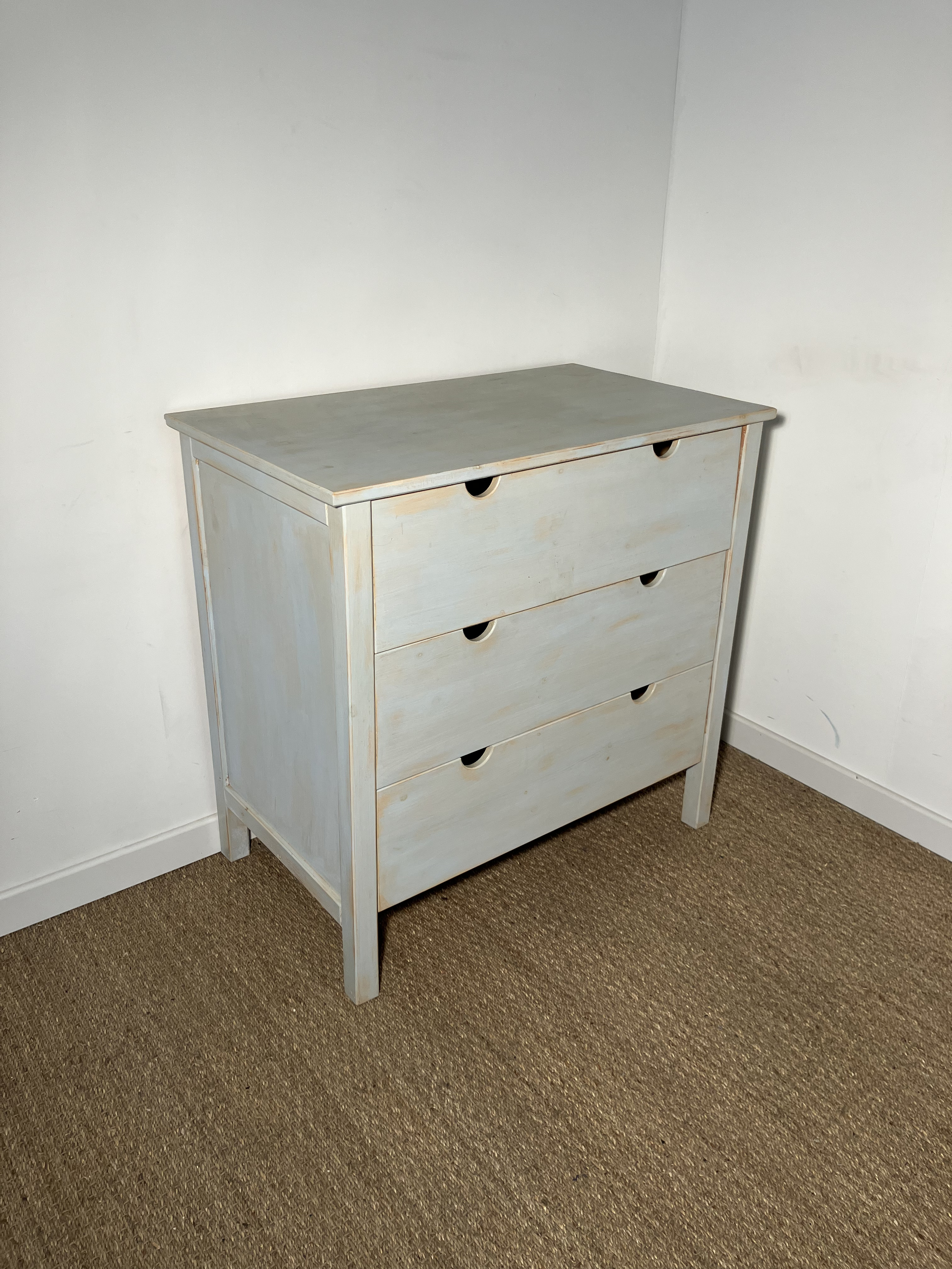 Commode en bois bleuté