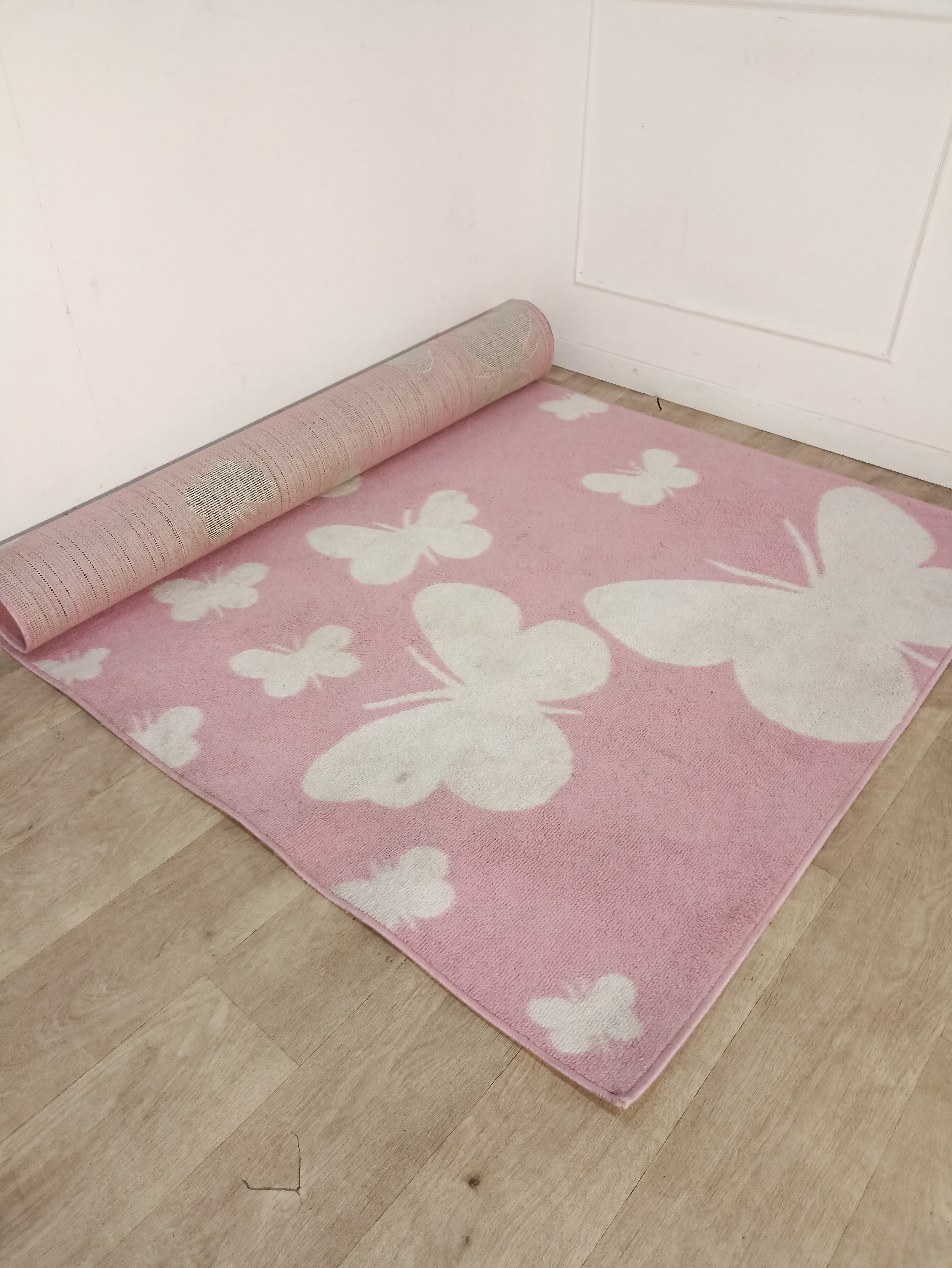 Tapis rose (motifs papillon)