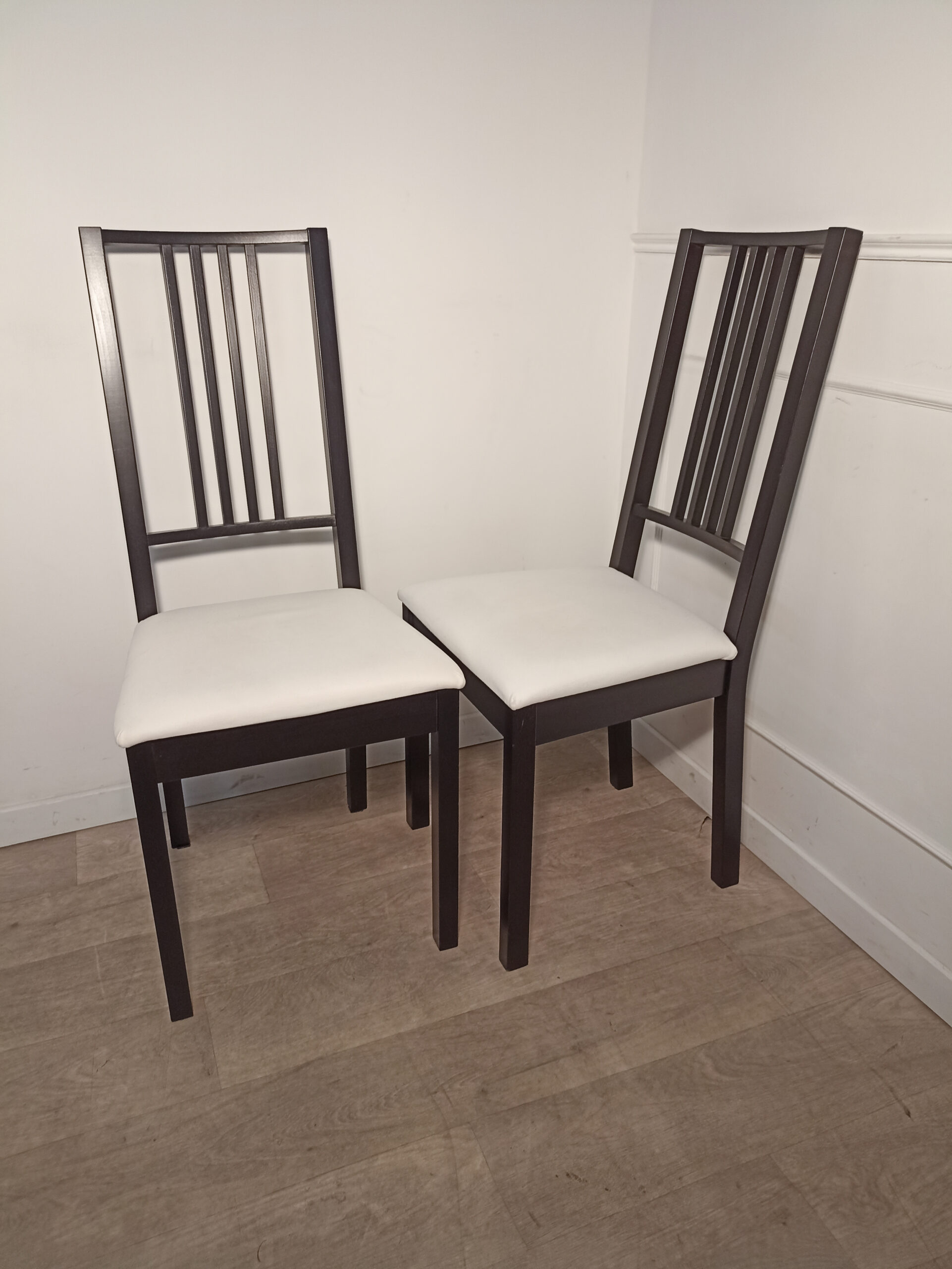 Lot de 2 chaises en bois et tissu blanc