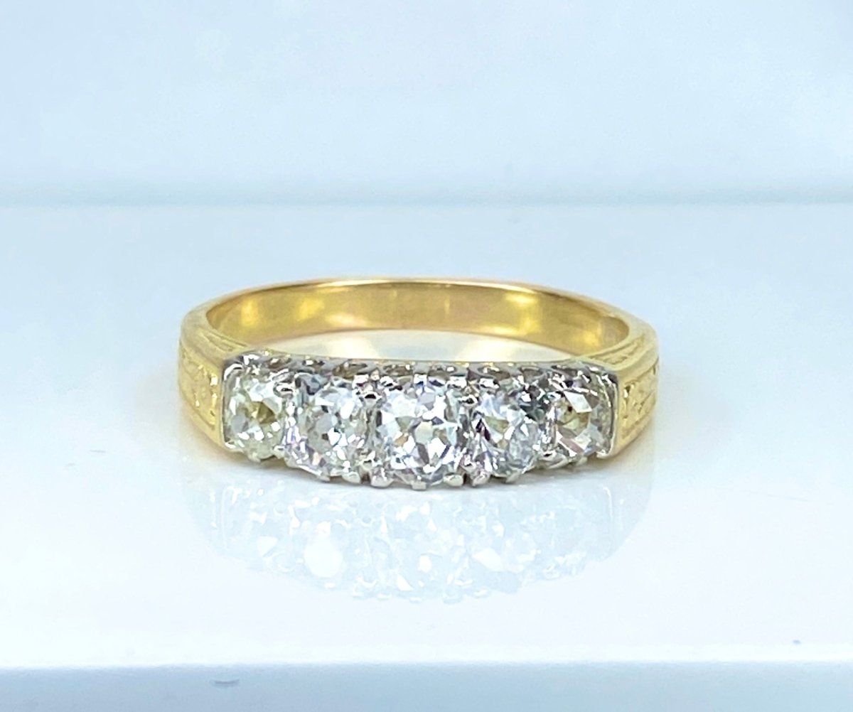 Bague jonc en or 18 carats sertie de 5 diamants, vers 1900