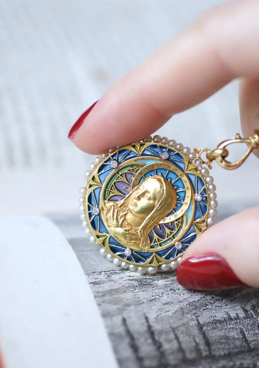 Médaille Vierge Marie émail plique à jour, perles et diamants