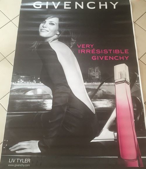 Acheter Givenchy - 120x175 cm - AFFICHE / POSTER État correct - 14,99 € Givenchy - 120x175 cm - AFFICHE / POSTER État correct - N/A reconditionné disponible sur Fnac