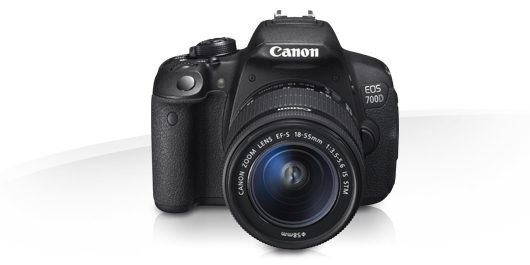 Canon EOS 700D + 18 - 55mm Kit d'appareil-photo SLR 18 MP CMOS 5184 x 3456 pixels Noir - Très bon état  - Canon reconditionné disponible sur Pixmania