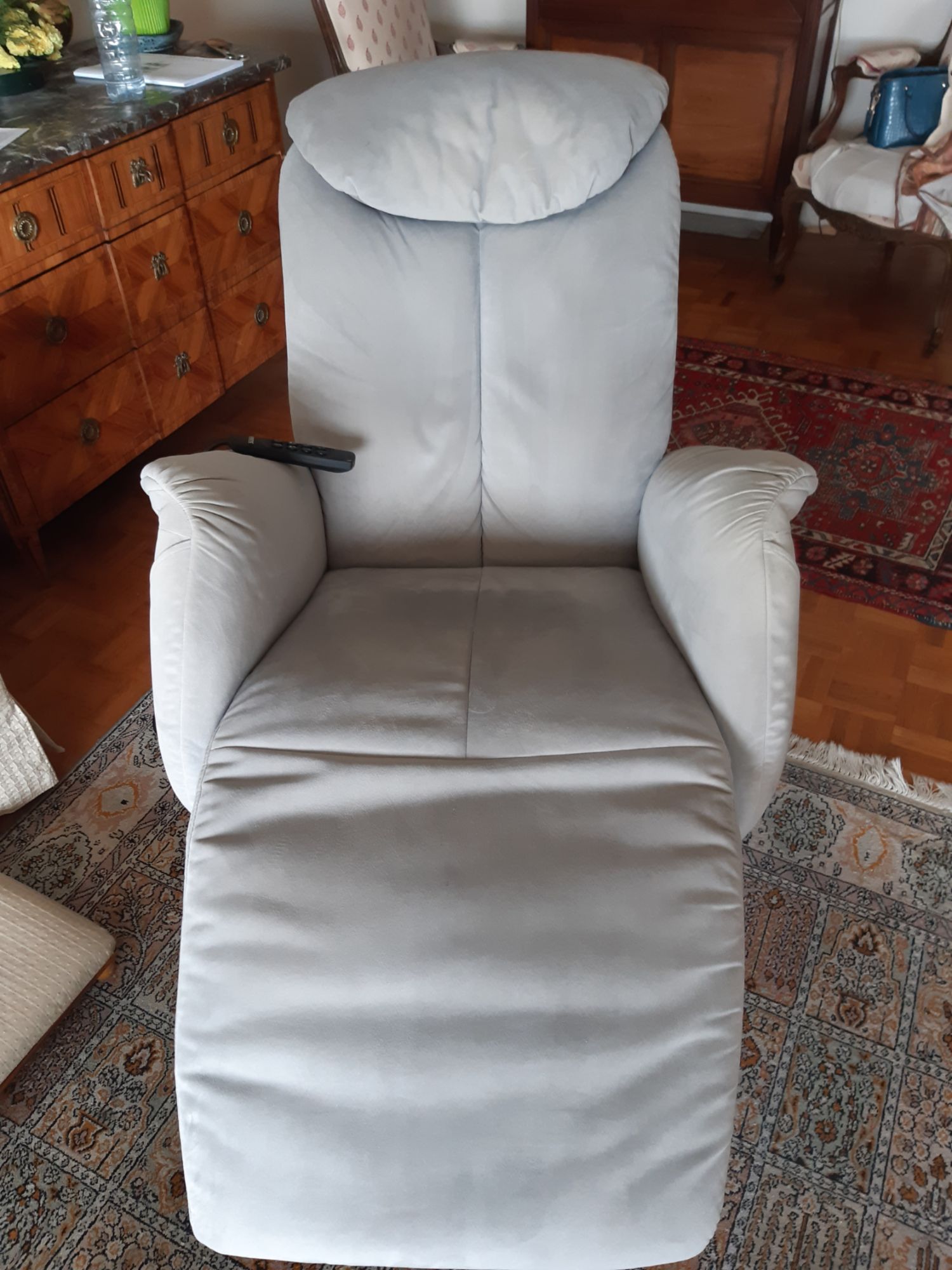Acheter Fauteuil releveur EVERSTYL. Parfait état. Velours gris perle. Télécommande. Bon état - 1100,00 € Fauteuil releveur EVERSTYL. Parfait état. Velours gris perle. Télécommande. Bon état - reconditionné disponible sur Rakuten