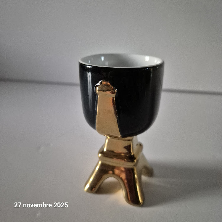 Acheter La Tour Eiffel En Coquetier, Porcelaine D¿Époque Moderne Or Et Noir Bon état - 35,00 € La Tour Eiffel En Coquetier, Porcelaine D¿Époque Moderne Or Et Noir Bon état - reconditionné disponible sur Rakuten