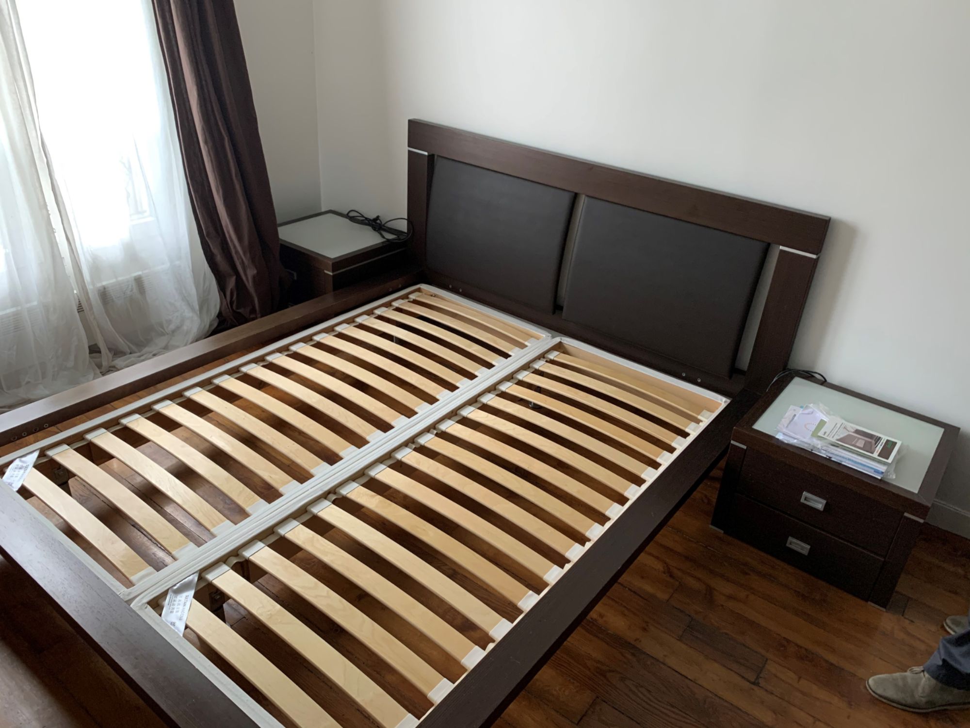 Lit double 160x200 avec 2 tables de chevet, très bon état. Bon état -  reconditionné disponible sur Rakuten