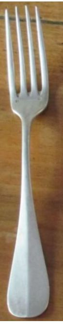 Fourchette Avec Poinçon A Surmonté D'une Couronne Et Métal Blanc- Taille 21.5cm- Couvert D'argenterie Ancien Ayant + De 100 Ans-Traces Noires Et Patine Du Temps - Bon état sur Rakuten