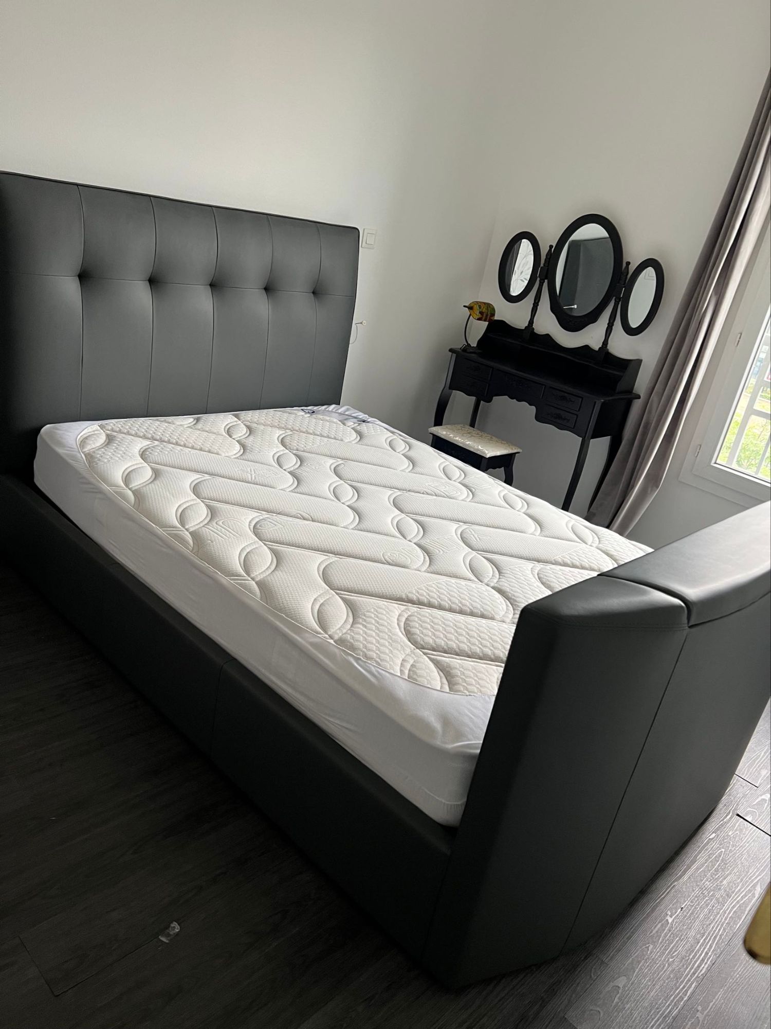 Lit Moderne Avec Enceintes Bluetooth, Télévision Intégrée Excellent État - Bon état sur Rakuten