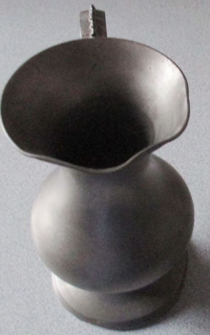 Carafe/Pichet En Étain 95%-Poinçon B Surmonté D'une Couronne-Modèle Vintage Avec Défauts Non Nettoyé-Hauteur 22cm-Diamètre Base 12cm-Utilisé Uniquement En Décoration Depuis 50ans - Bon état sur Rakuten