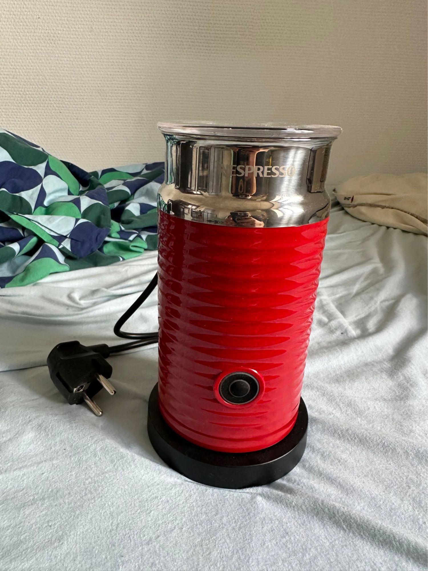 Acheter Nespresso Aeroccino 3 - Mousseur à lait - 240 ml - rouge Bon état - 64,00 € Nespresso Aeroccino 3 - Mousseur à lait - 240 ml - rouge Bon état - reconditionné disponible sur Rakuten