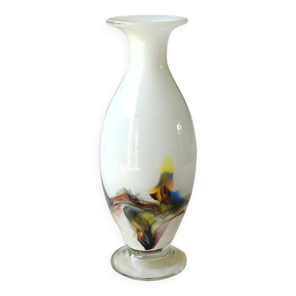 Vase flammé/volutes en opaline blanche/Verre d Art polychromes. Style Murano. Haut 23,5 cm - Bon état sur Selency