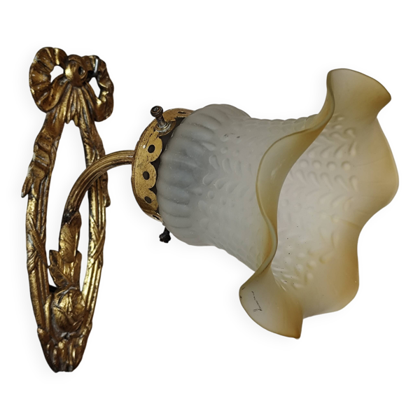 Ancienne applique murale en laiton doré et tulipe en verre - Bon état sur Selency