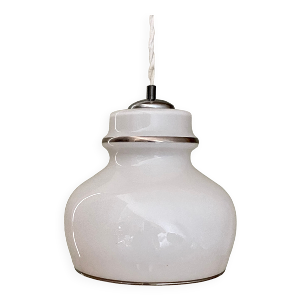 Suspension globe vintage XXL en opaline blanche liserés argentés - Bon état sur Selency