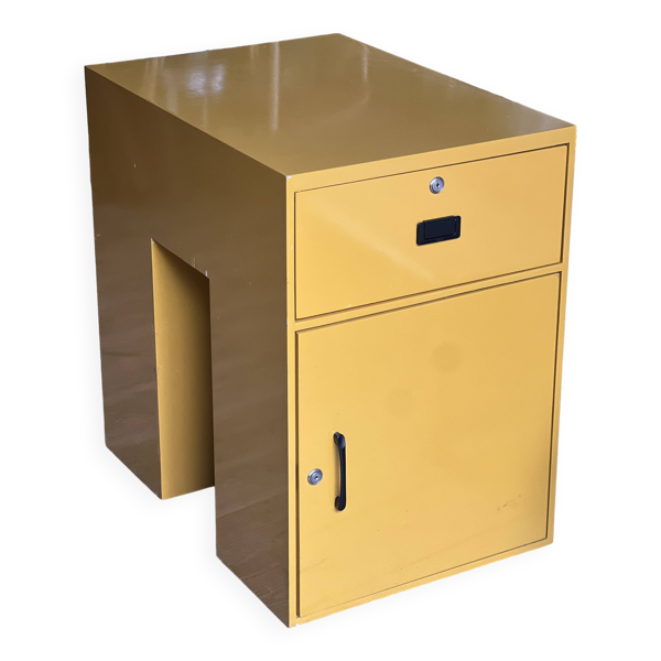 Meuble de bureau jaune moutarde