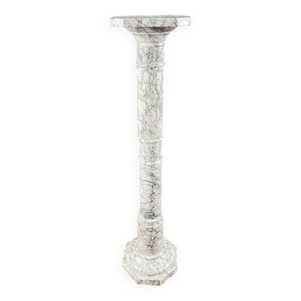 Colonne en marbre blanc veiné, XXe siècle