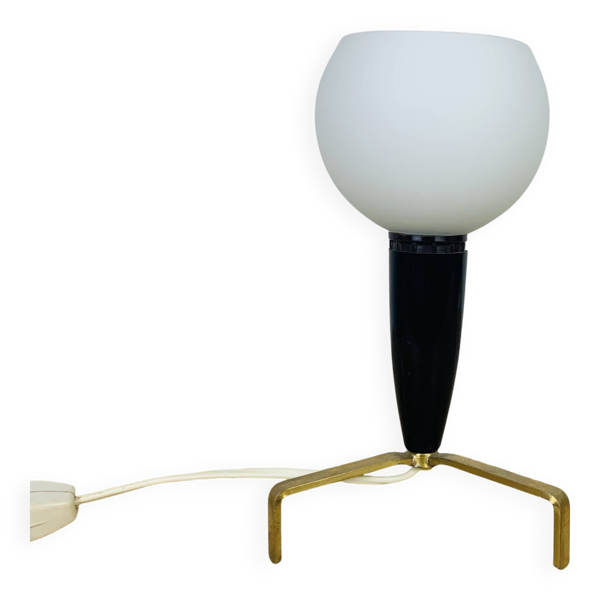 Lampe tripode laiton années 50, globe opaline