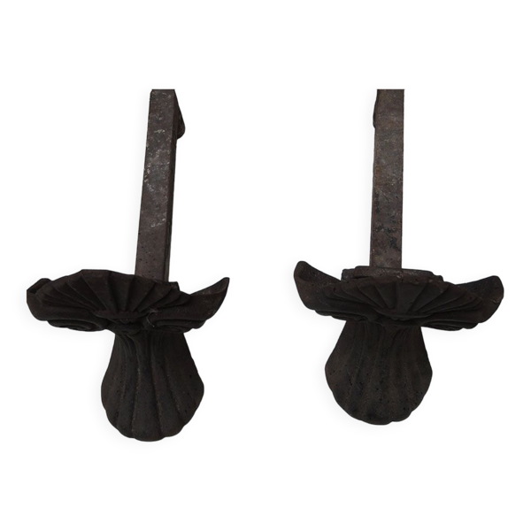 Anciens chenets en fonte coquillage