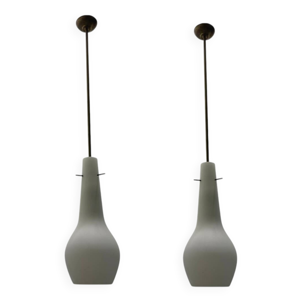2 suspensions en verre opalin et bronze, années 1950 - Bon état sur Selency