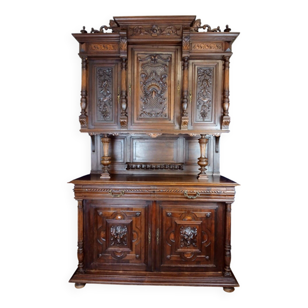 Joli buffet style renaissance en noyer massif entièrement sculpté