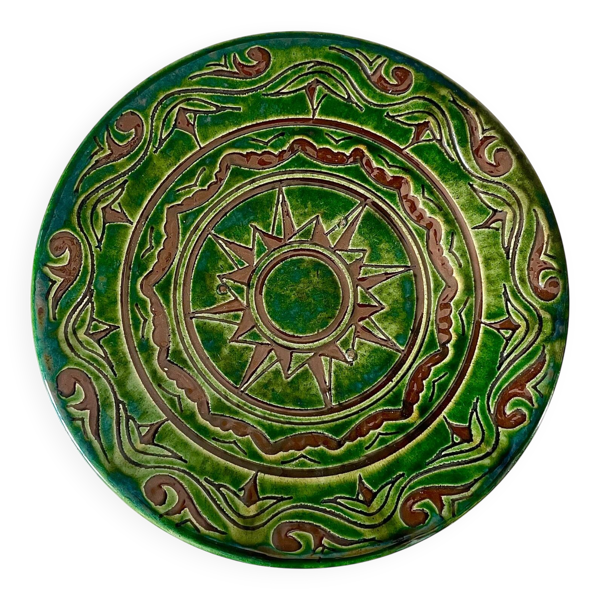 Plat en céramique émaillée.