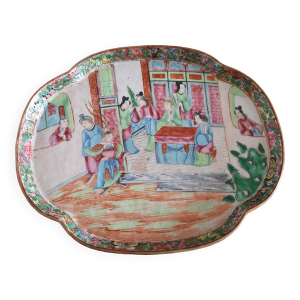 Plat ovale polylobé en porcelaine cantonnaise - 19ème siècle