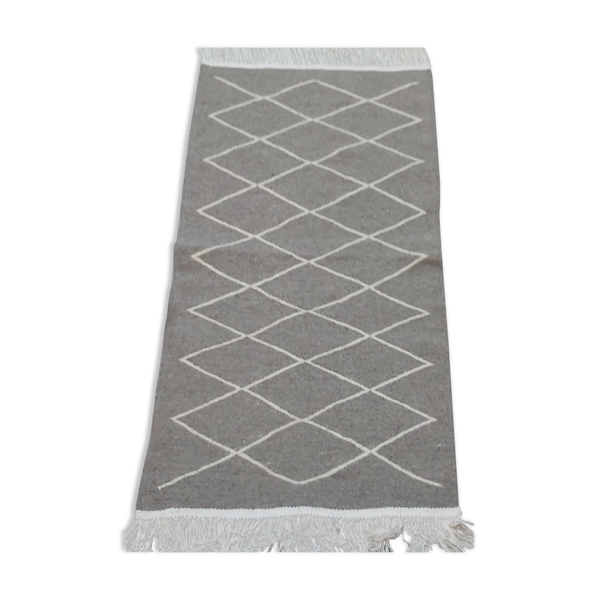 Tapis descente de lit gris et blanc 73x139cm - Bon état sur Selency