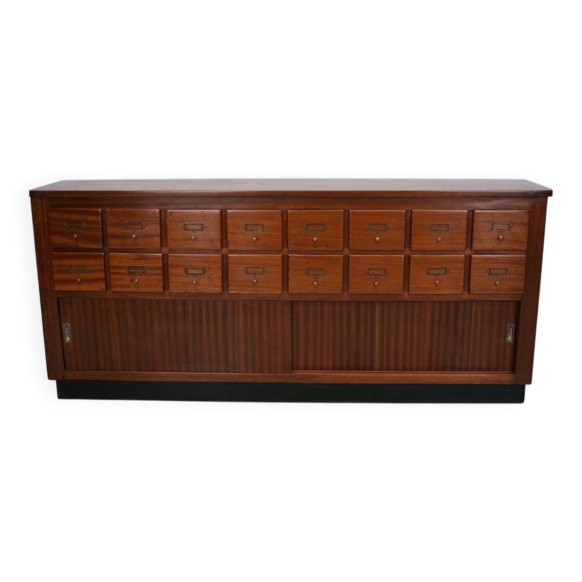 Meuble de rangement/d'apothicaire ou classeur vintage en bois dur hollandais du milieu du siècle  -  reconditionné disponible sur Selency