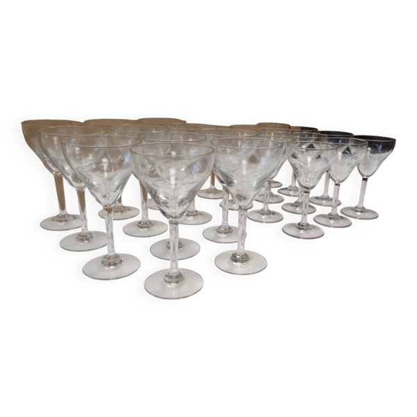 lot de 23 coupes à champagne ou verre à vin en cristal ciselé.