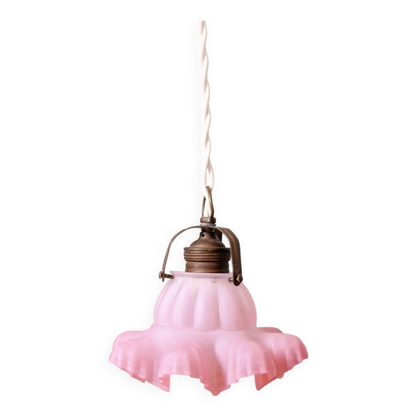 Suspension/baladeuse en verre satiné rose festonnée, années 1920-30