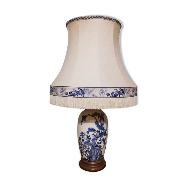 Lampe en céramique à décor asiatique avec abat-jour assorti.