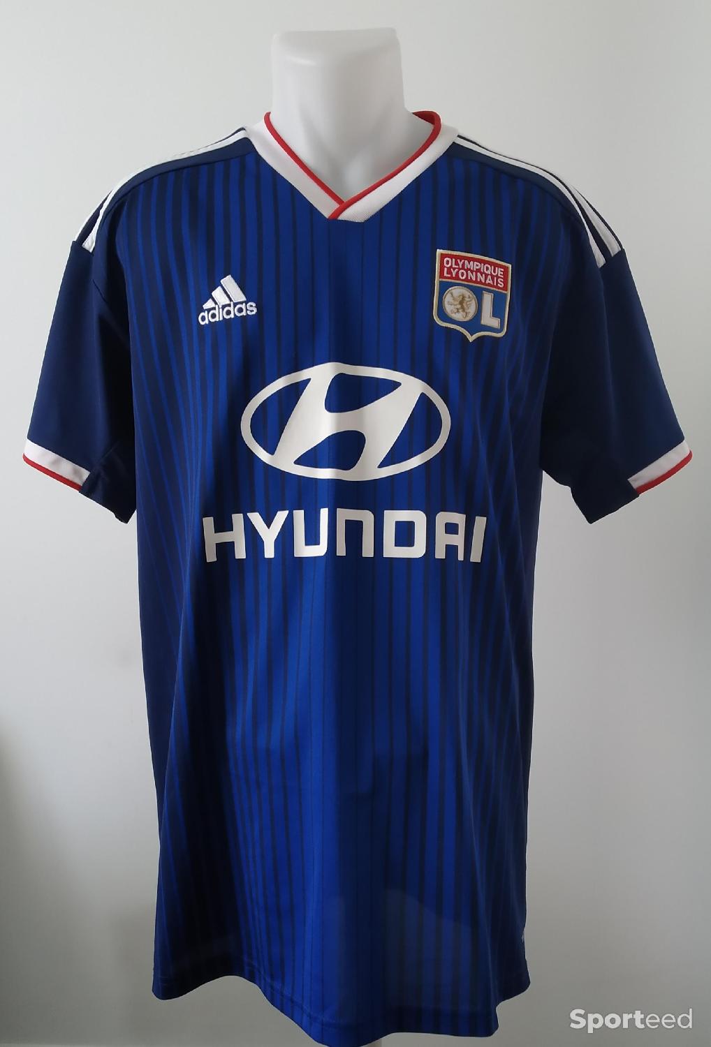 Maillot Olympique Lyonnais Signé par Memphis Depay Comme neuf (c'est déjà la condition standard) - Adidas reconditionné disponible sur Sporteed