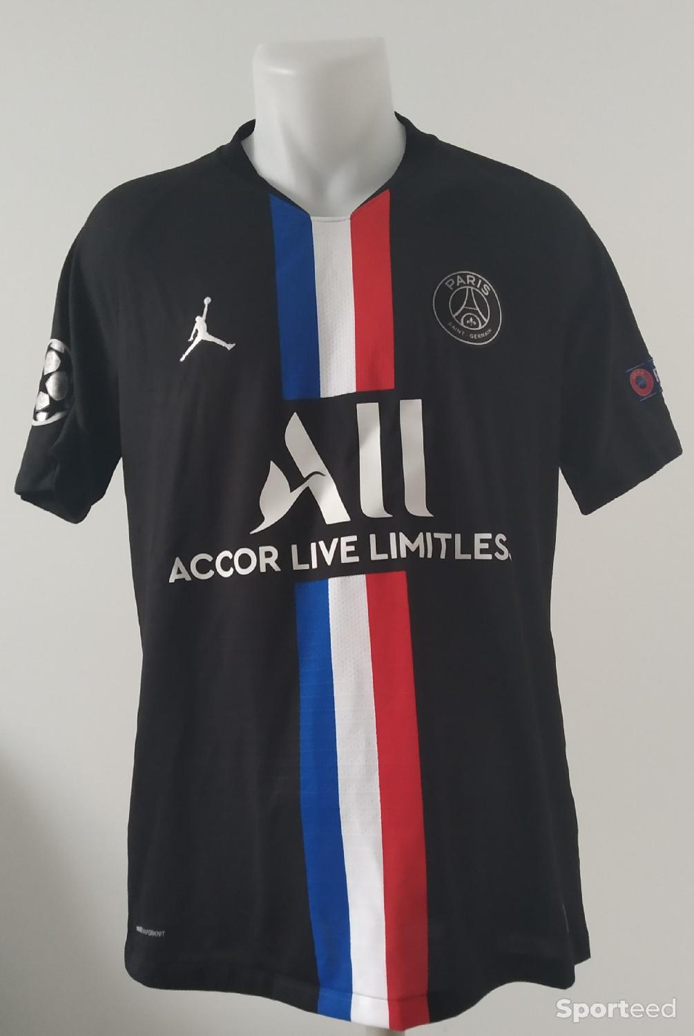 Maillot Paris SG Signé par Idrissa Gueye Comme neuf (c'est déjà la condition standard) - Nike reconditionné disponible sur Sporteed
